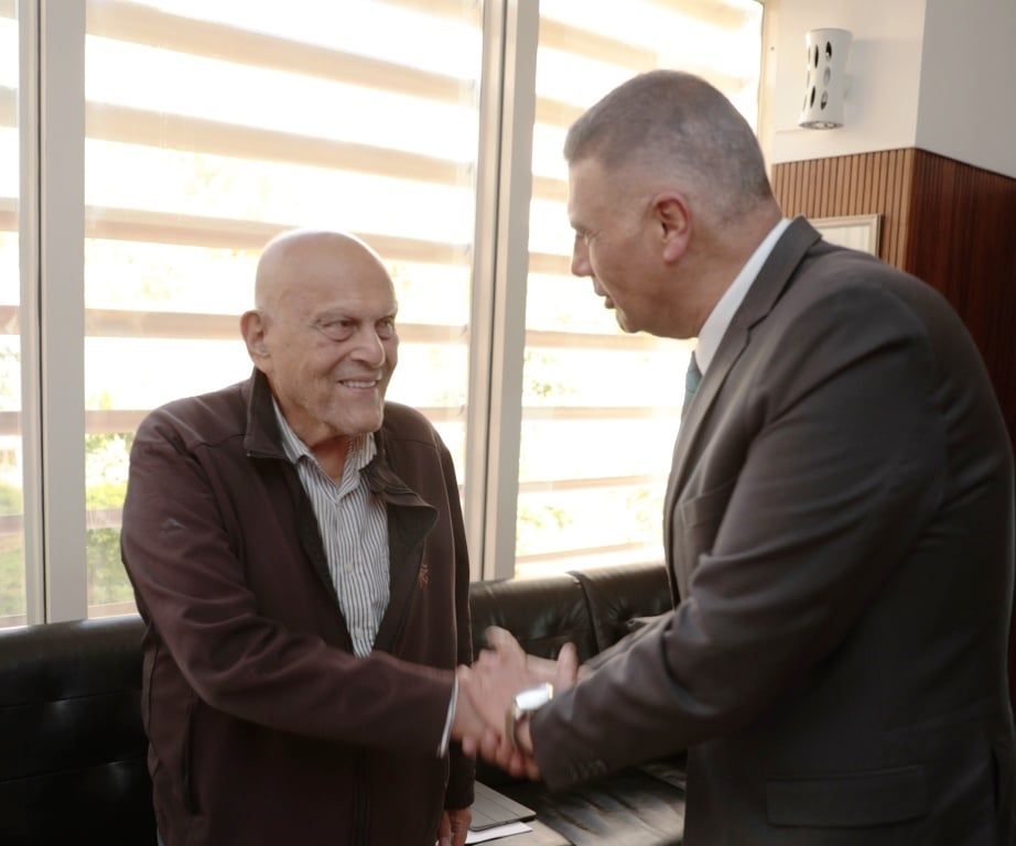 محافظ أسوان يهدى مفتاح المدينة لمجدى يعقوب ويطلق اسمه على محور الخزان.. صور