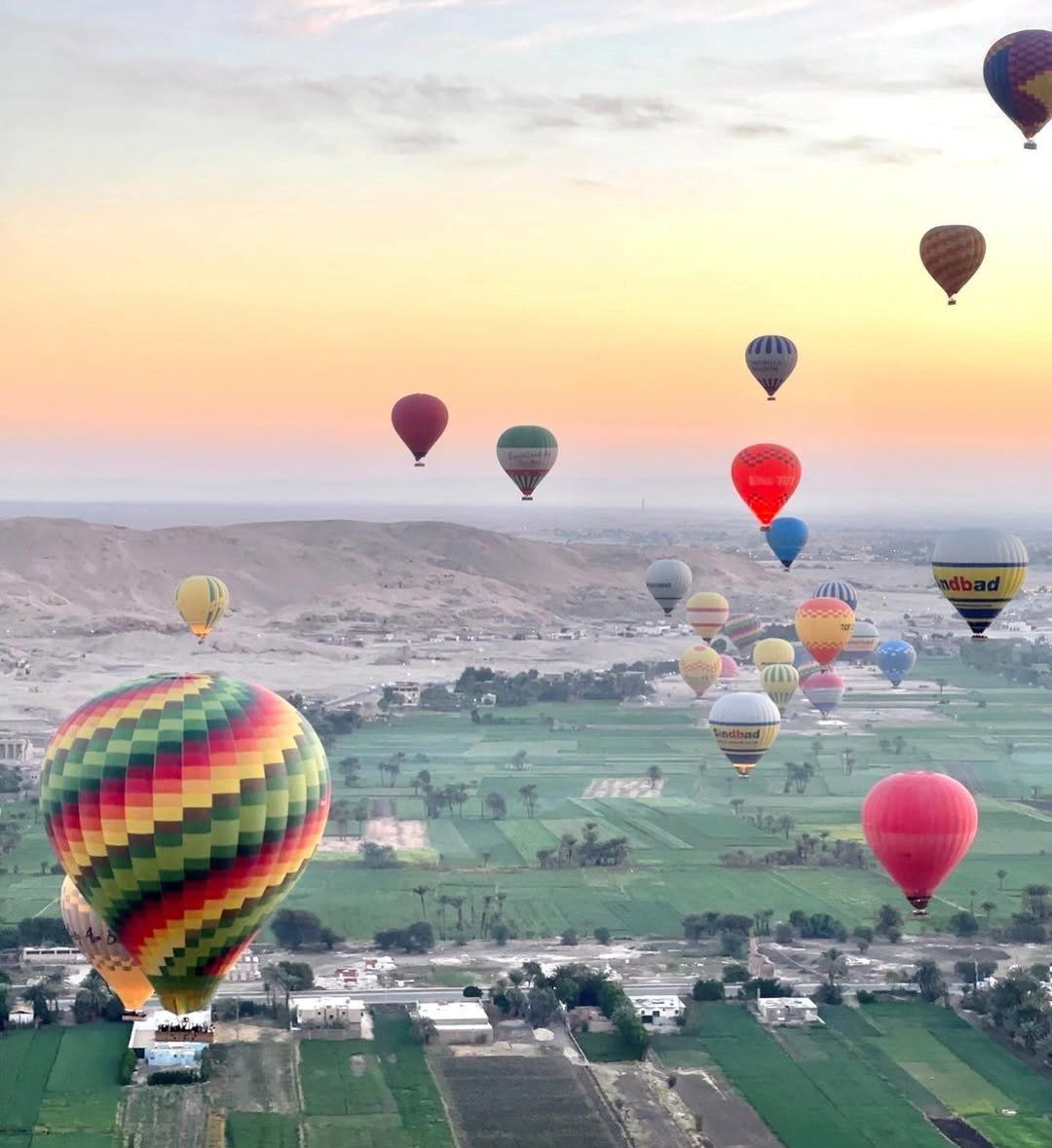 البالون الطائر مغامرة ساحرة تحلق بالسياح على ارتفاع 2000 قدم بالأقصر.. صور