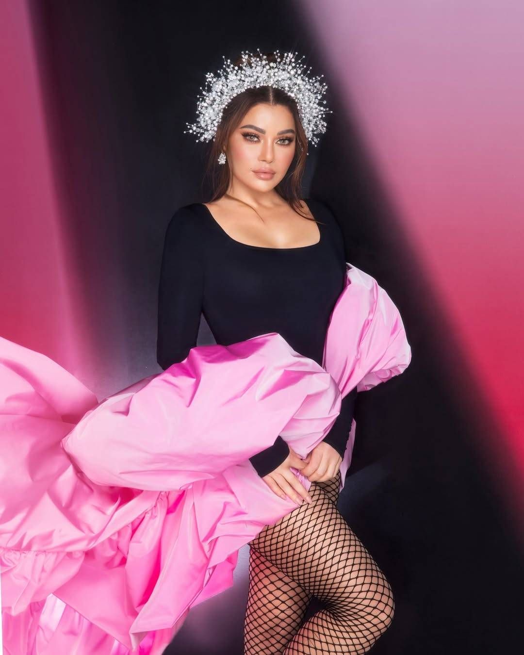 هيفاء وهبي تخطف الأنظار بإطلالة جريئة من Maison Charis وتضيف لمستها المسرحية – صور