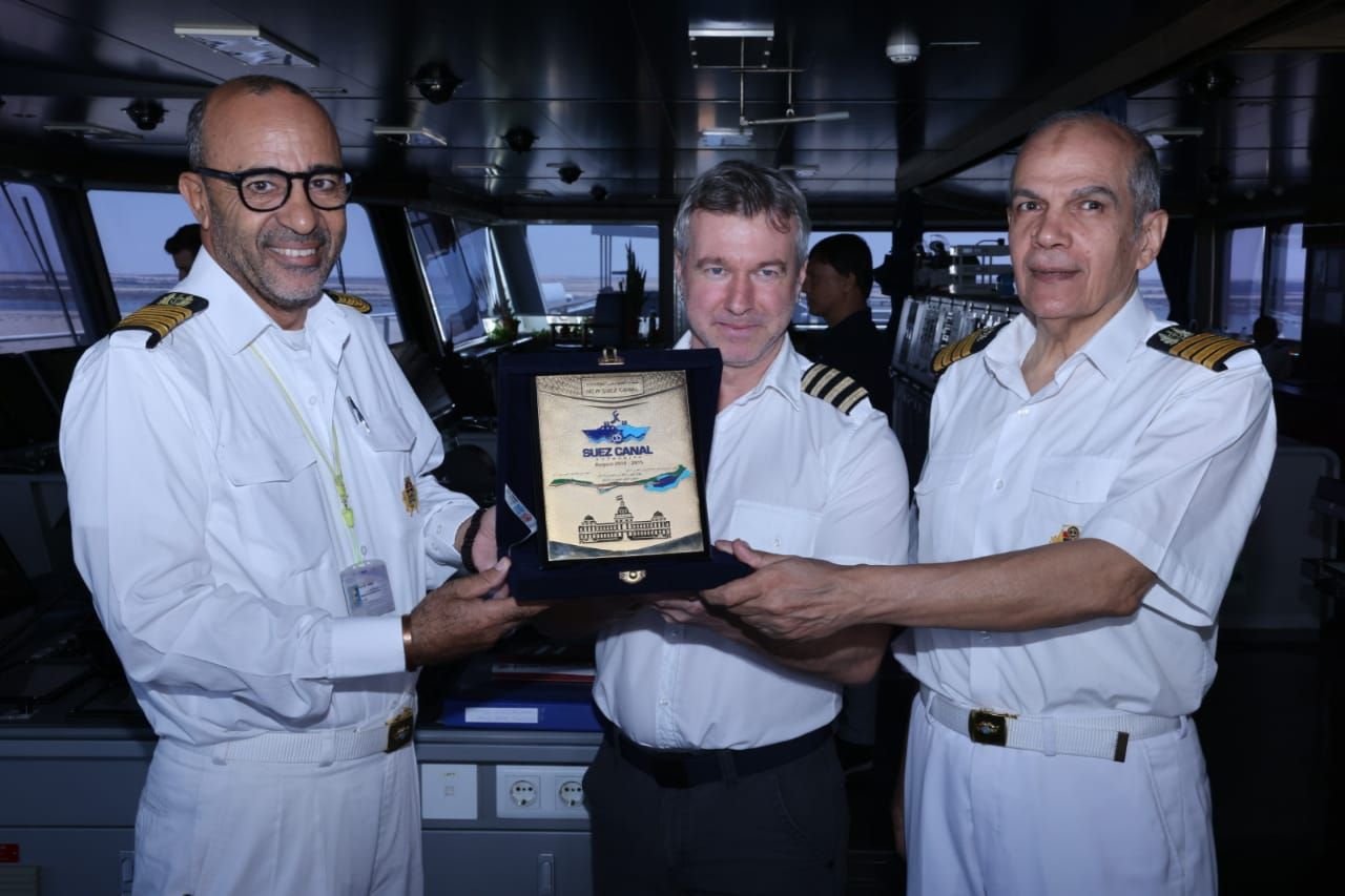 الفريق أسامة ربيع: عودة تدريجية لسفن الحاويات العملاقة إلى قناة السويس.. صور