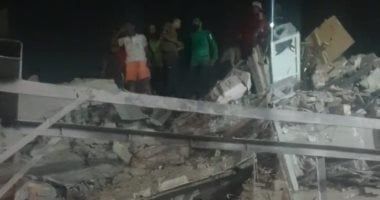 استكمال عمليات البحث عن مفقودين أسفل ركام عقار السيدة زينب المنهار.. صور