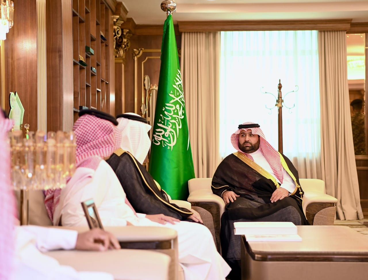 أمير جازان يتسلم التقرير السنوي لهيئة تطوير وتعمير المناطق الجبلية.. فيديو وصور