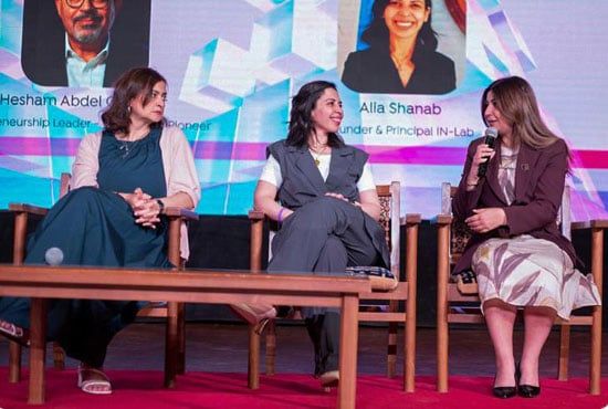 تكريم الإعلامية علا الشافعي في "She Builds Beyond" لدعم رائدات الأعمال