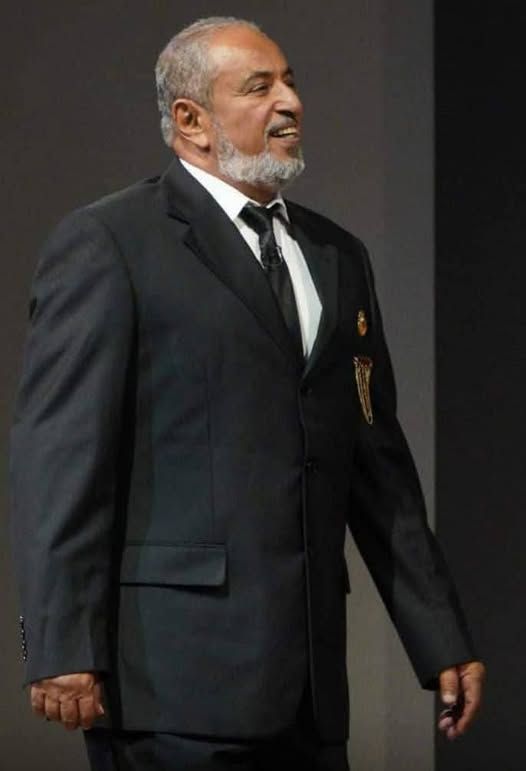 دعوات لإنقاذه...الكشف عن فقدان فنان يمني شهير لبصره وبتر أصابع قدميه