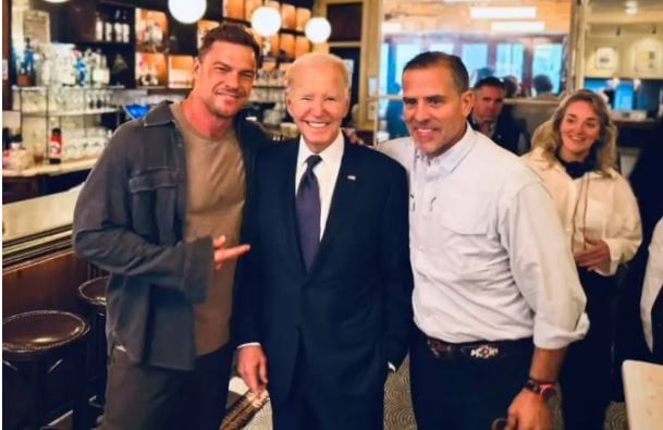 بايدن يفاجئ طاقم مسلسل شهير بزيارة غير متوقعة