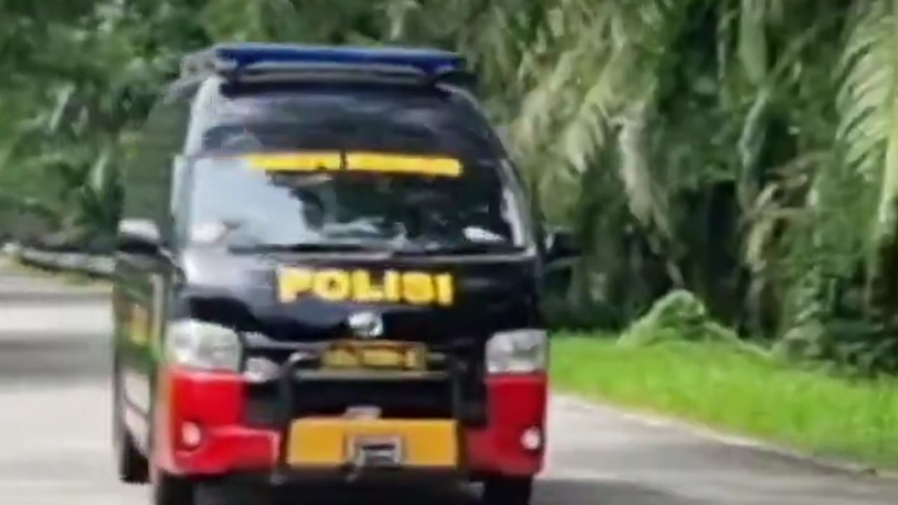 مشاهد لطائرة الخطوط السعودية بعد هبوطها الاضطراري وإخلاء الركاب.. فيديو