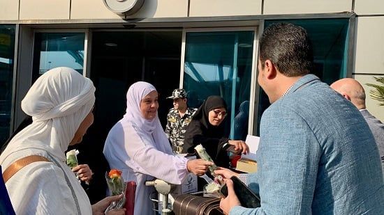 الصحفيين تستقبل حجاج النقابة بمطار القاهرة عقب عودتهم من الأراضى المقدسة