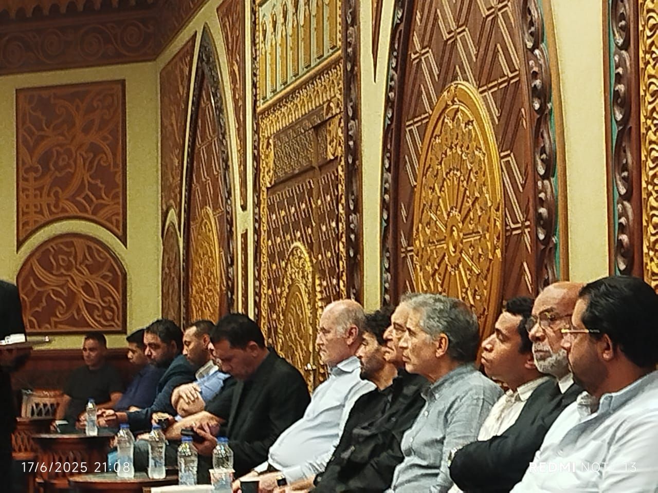 لطيفة تقدم واجب العزاء لصلاح الشرنوبى فى أول ظهور بعد وفاة شقيقها