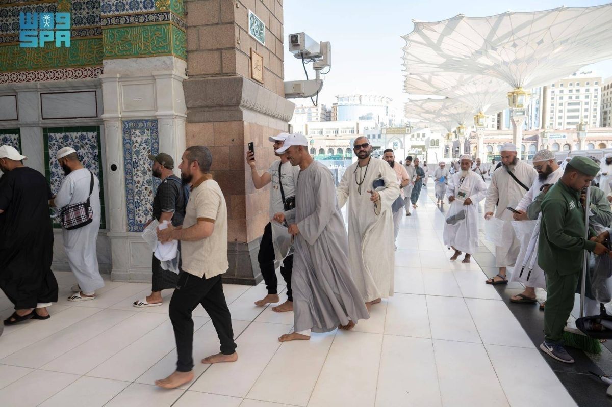 انسيابية في حركة الزوار من باب السلام بالمسجد النبوي تبرز تكامل التنظيم والجهود الميدانية