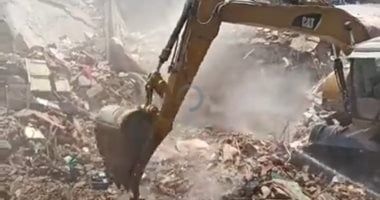 انتشال جثة خامسة من أسفل ركام المنزل المنهار فى السيدة زينب