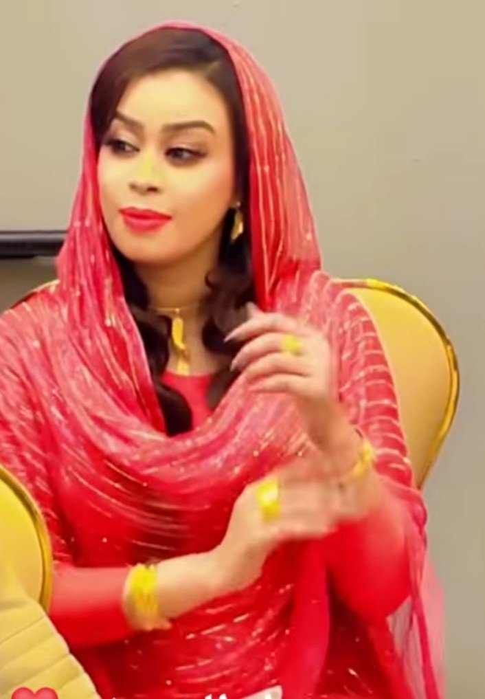 شاهد بالفيديو.. الفنانة إيمان الشريف تنال إعجاب جمهور “الهلال” بعد ترديدها مقطع في إحدى حفلاتها والهلالاب: (صوتك جميل وطلتك أجمل)