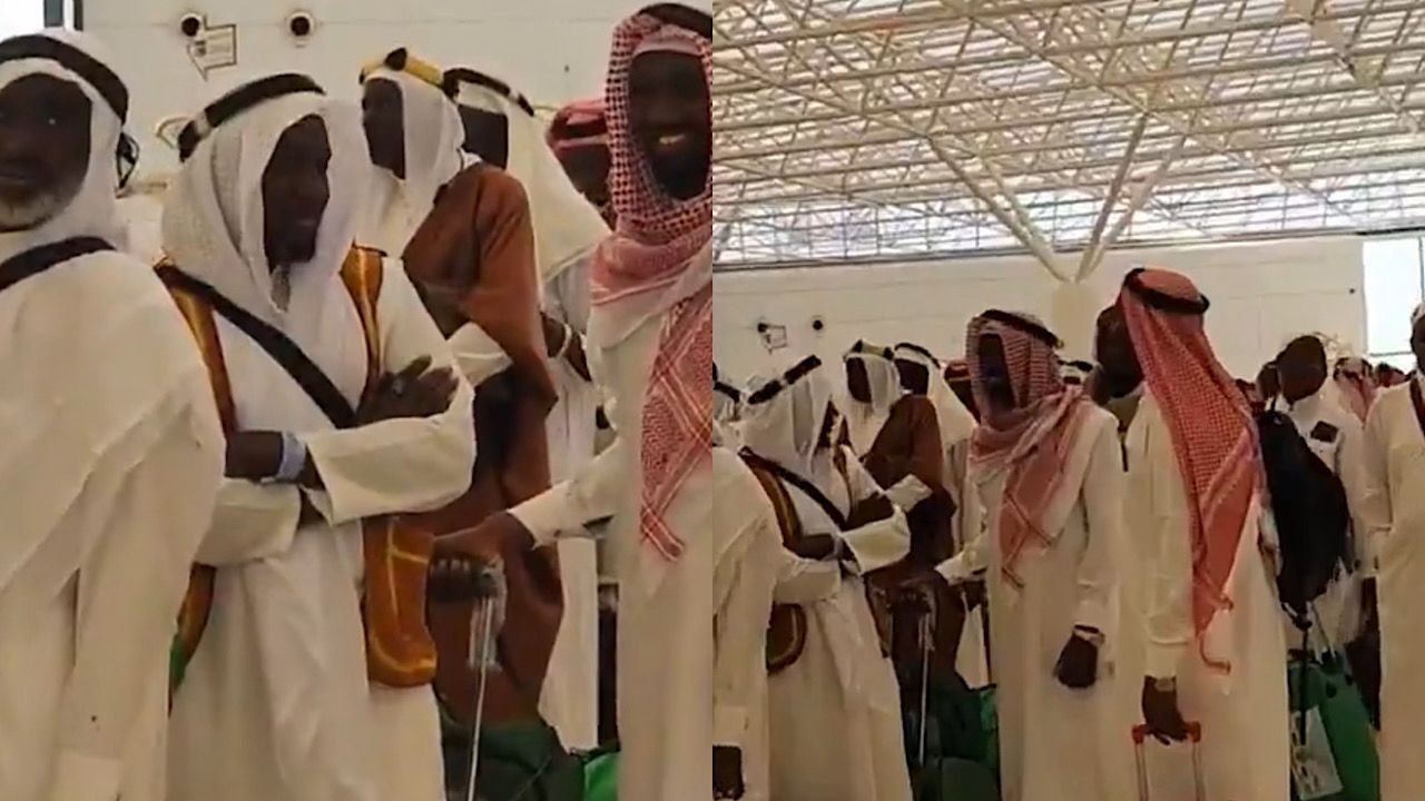 حجاج سنغاليون يتأنقون بالثوب في مطار جدة قبل عودتهم لبلادهم .. فيديو