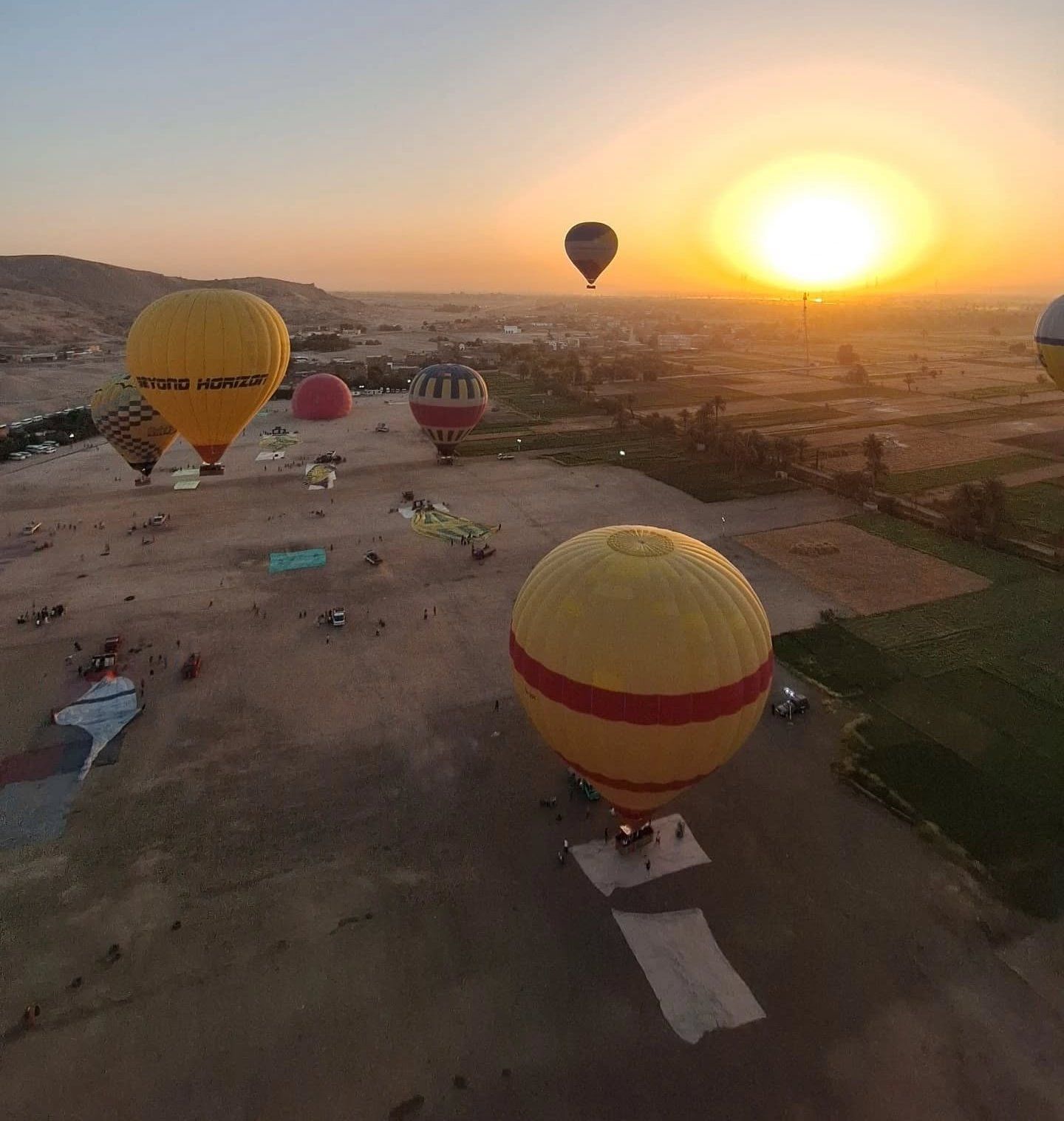 البالون الطائر مغامرة ساحرة تحلق بالسياح على ارتفاع 2000 قدم بالأقصر.. صور