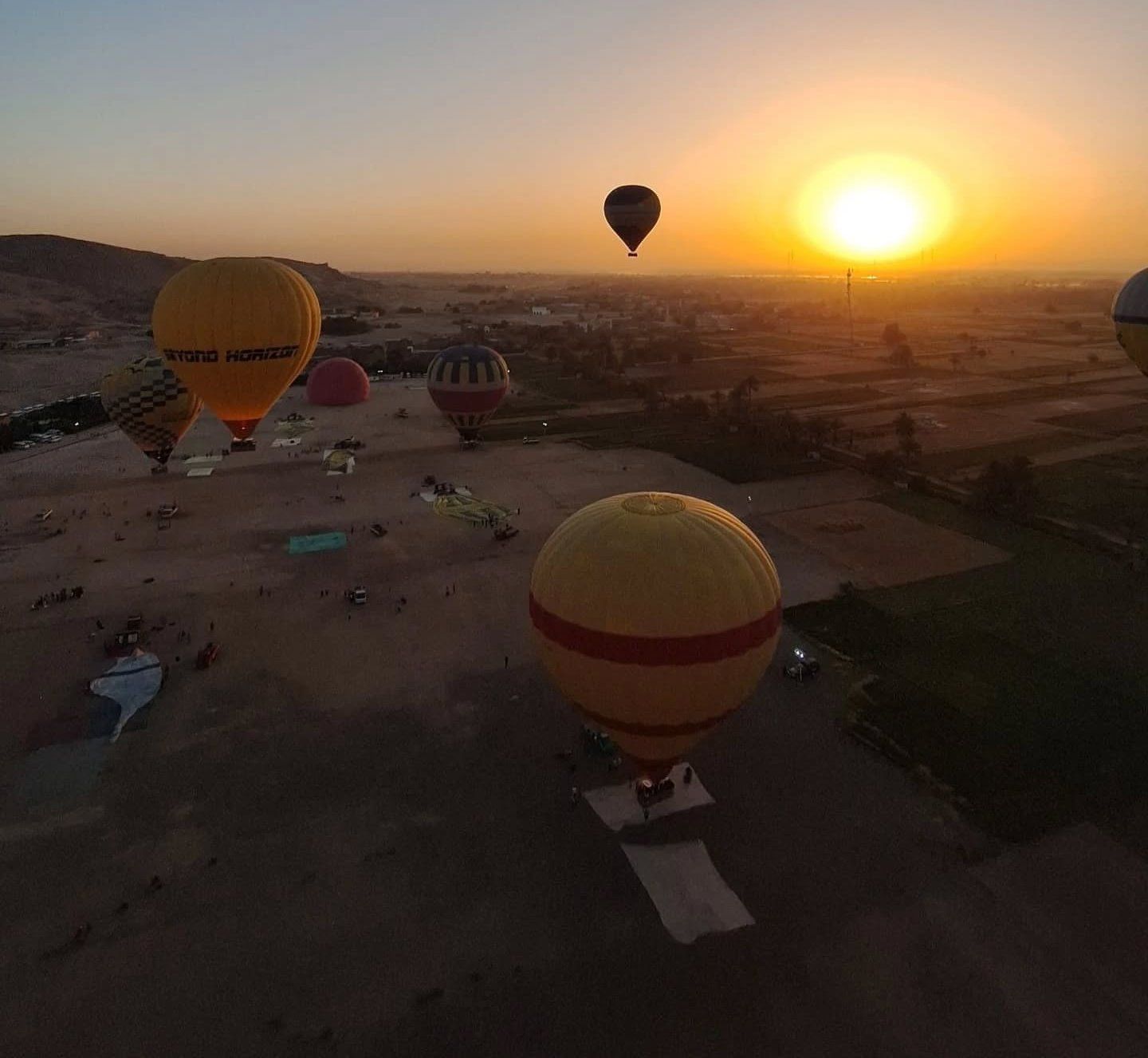البالون الطائر مغامرة ساحرة تحلق بالسياح على ارتفاع 2000 قدم بالأقصر.. صور