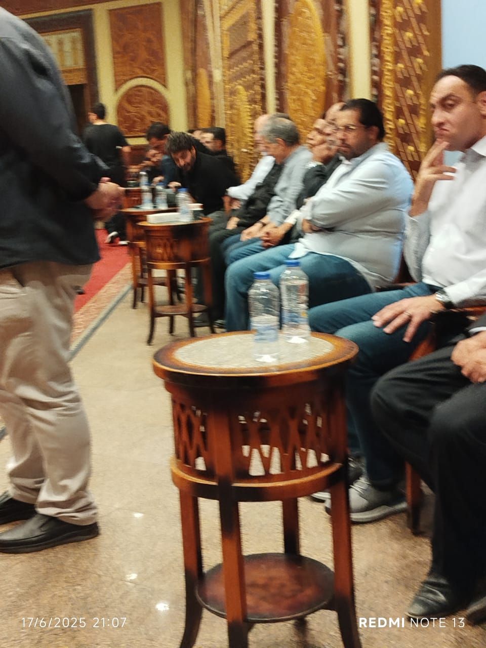 لطيفة تقدم واجب العزاء لصلاح الشرنوبى فى أول ظهور بعد وفاة شقيقها