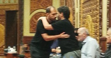 لطيفة تقدم واجب العزاء لصلاح الشرنوبى فى أول ظهور بعد وفاة شقيقها