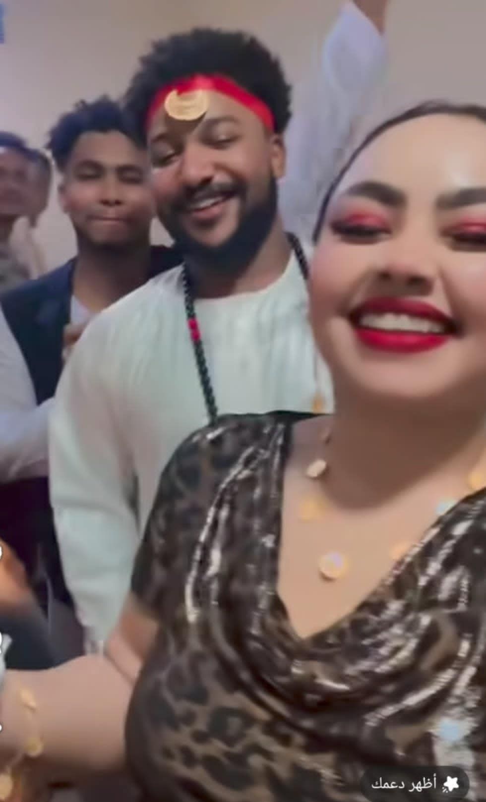 شاهد بالصورة والفيديو.. حسناوات سودانيات يشعلن حفل “جرتق” بلوغر معروف بعد ظهورهن بأزياء مثيرة للجدل