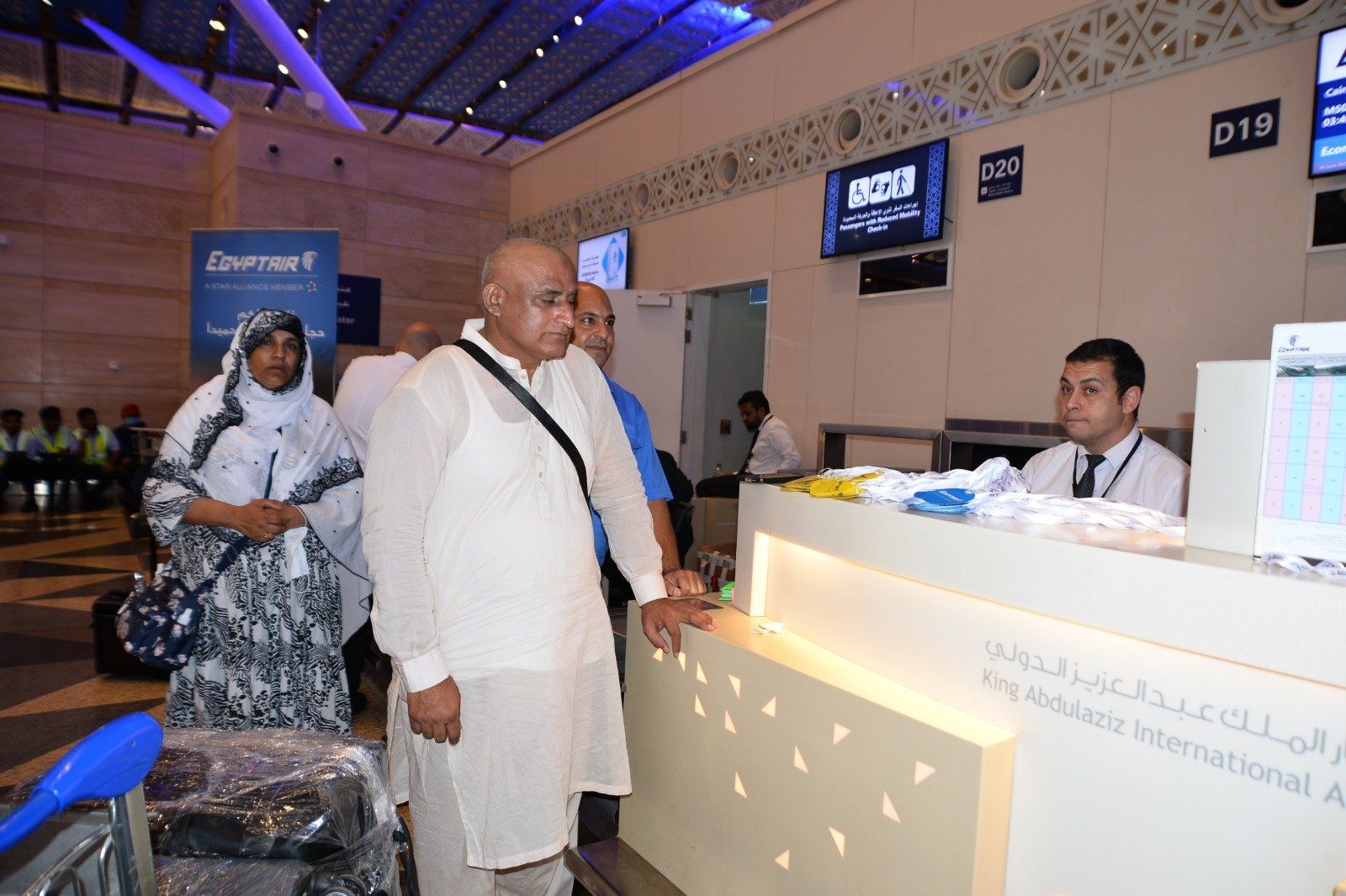 مصر للطيران تواصل جسرها الجوى وتسير غدًا 13 رحلة جوية لعودة الحجاج.. صور