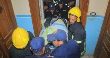 الداخلية تساعد مسنا فى نقله للمستشفى بالغربية