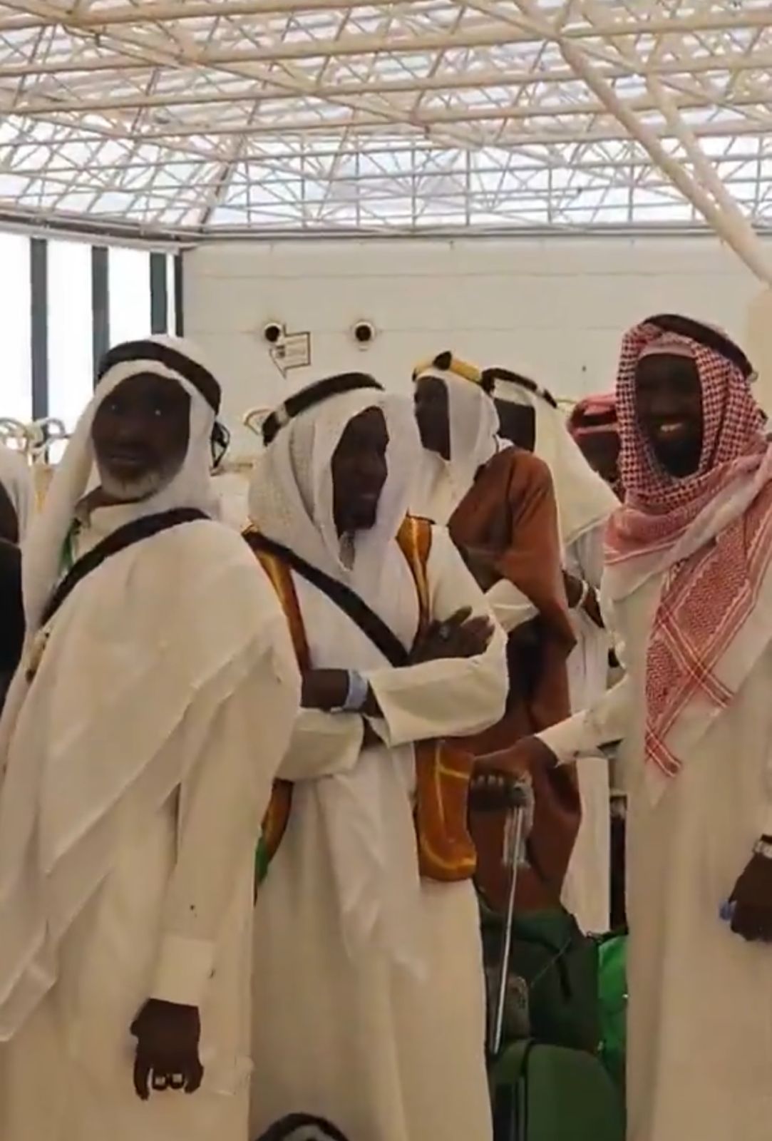 حجاج سنغاليون يتأنقون بالثوب في مطار جدة قبل عودتهم لبلادهم .. فيديو