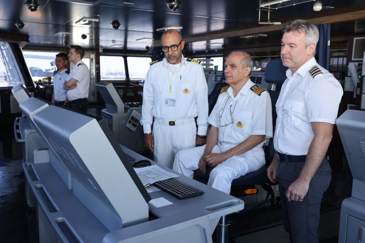 الفريق أسامة ربيع: عودة تدريجية لسفن الحاويات العملاقة إلى قناة السويس.. صور