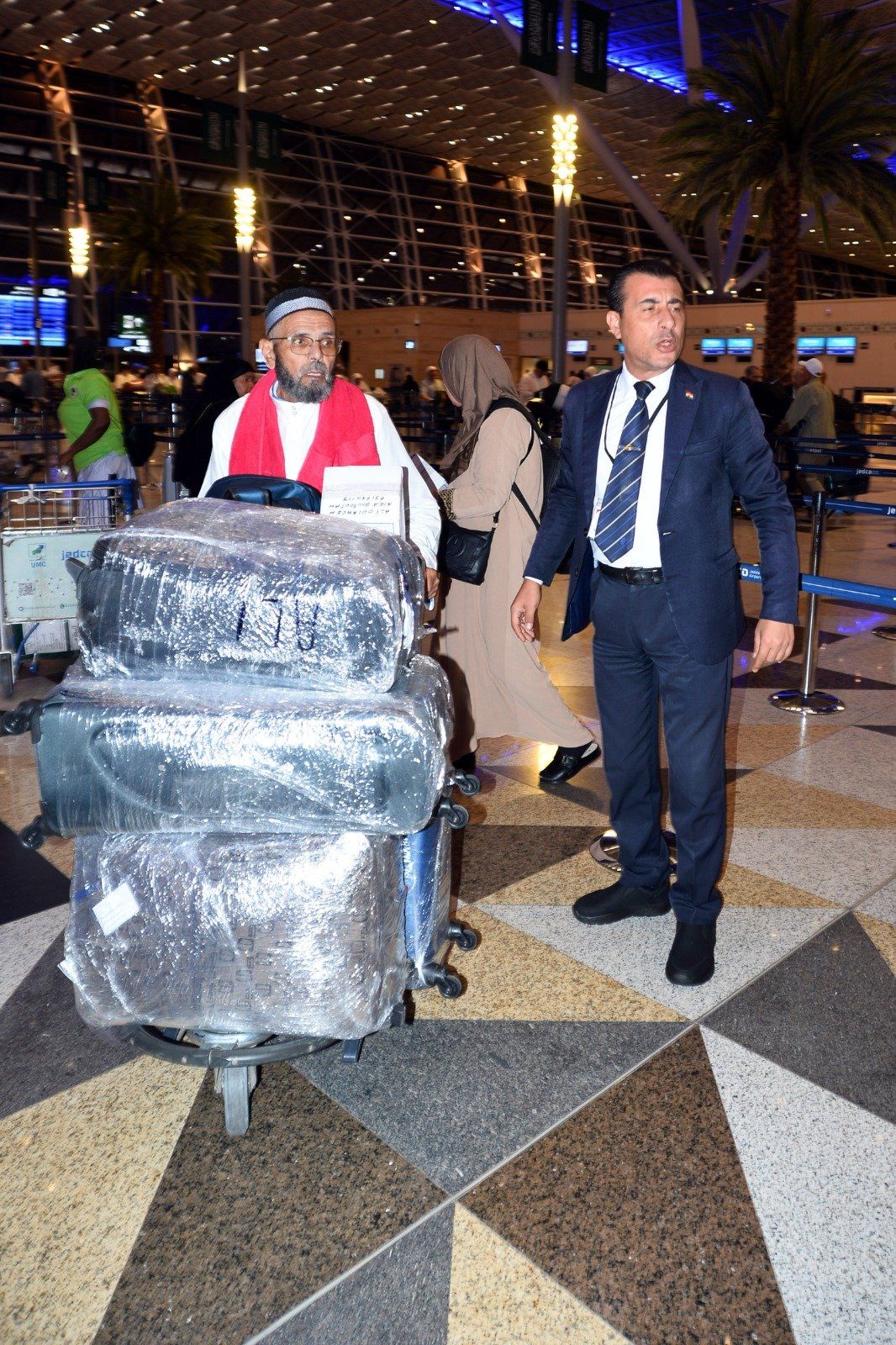 مصر للطيران تواصل جسرها الجوى وتسير غدًا 13 رحلة جوية لعودة الحجاج.. صور