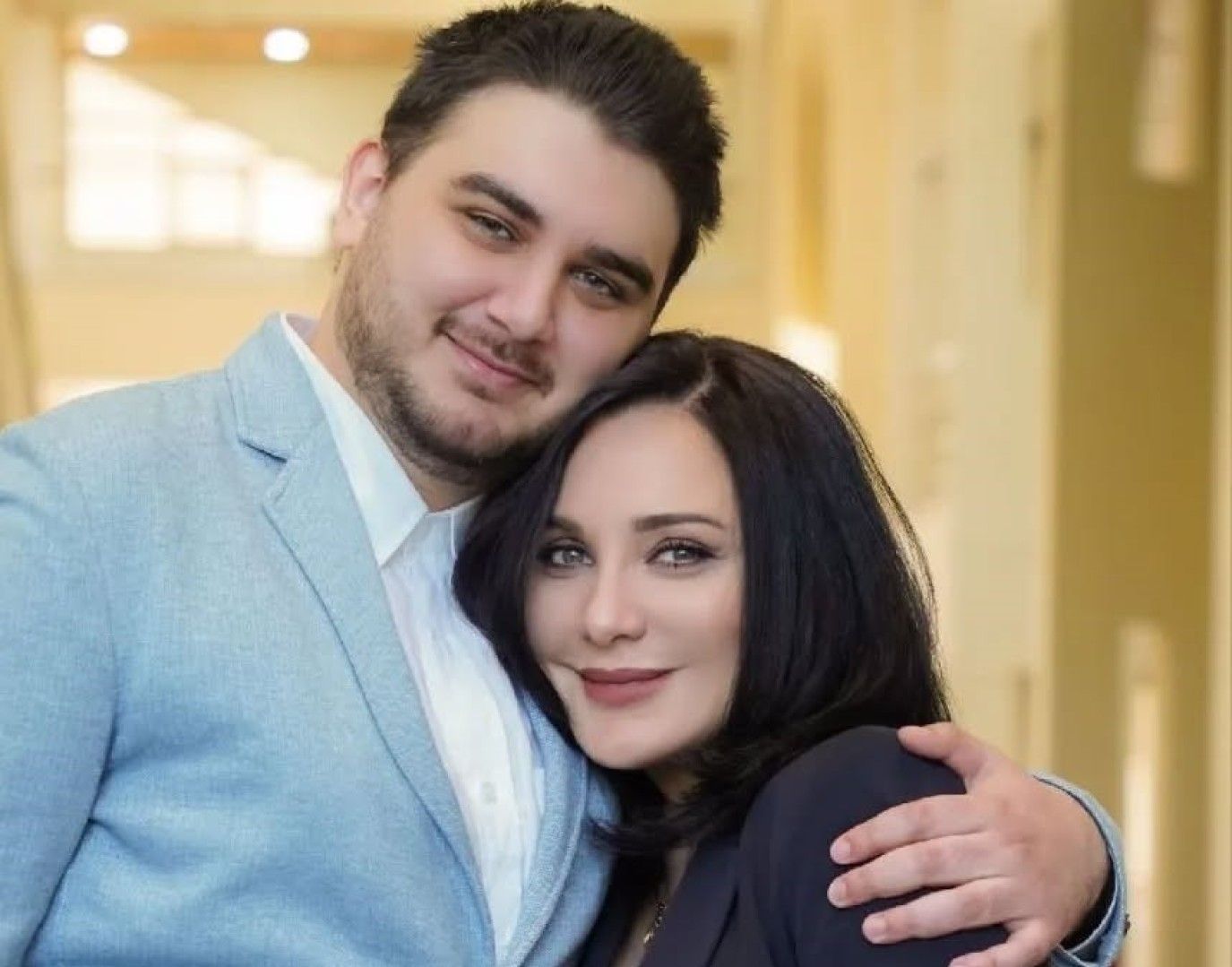 سلاف فواخرجي ووائل رمضان يهنئان ابنهما حمزة بيوم ميلاده ويوجهان له رسالة مليئة بالحب