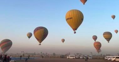 البالون الطائر مغامرة ساحرة تحلق بالسياح على ارتفاع 2000 قدم بالأقصر.. صور