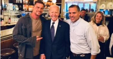 بايدن يفاجئ طاقم مسلسل شهير بزيارة غير متوقعة