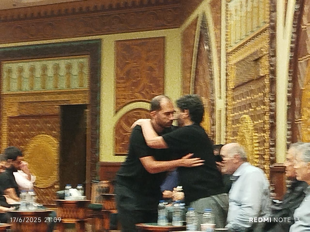 لطيفة تقدم واجب العزاء لصلاح الشرنوبى فى أول ظهور بعد وفاة شقيقها