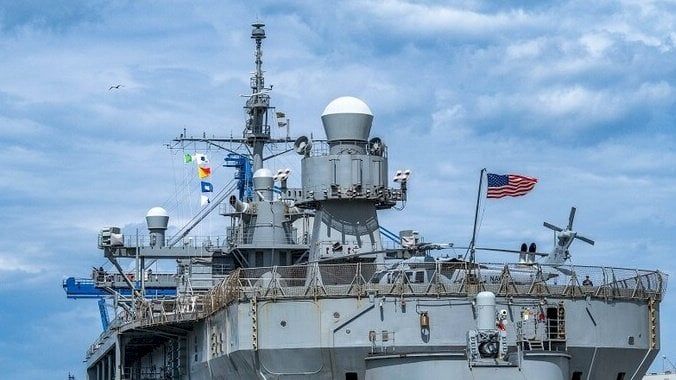 سفن أميركا وحلفائها الحربية تخرج من قاعدتها في البحرين وتتوجه نحو عرض البحر