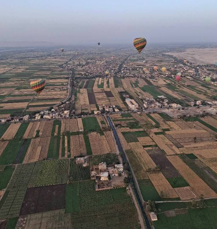البالون الطائر مغامرة ساحرة تحلق بالسياح على ارتفاع 2000 قدم بالأقصر.. صور