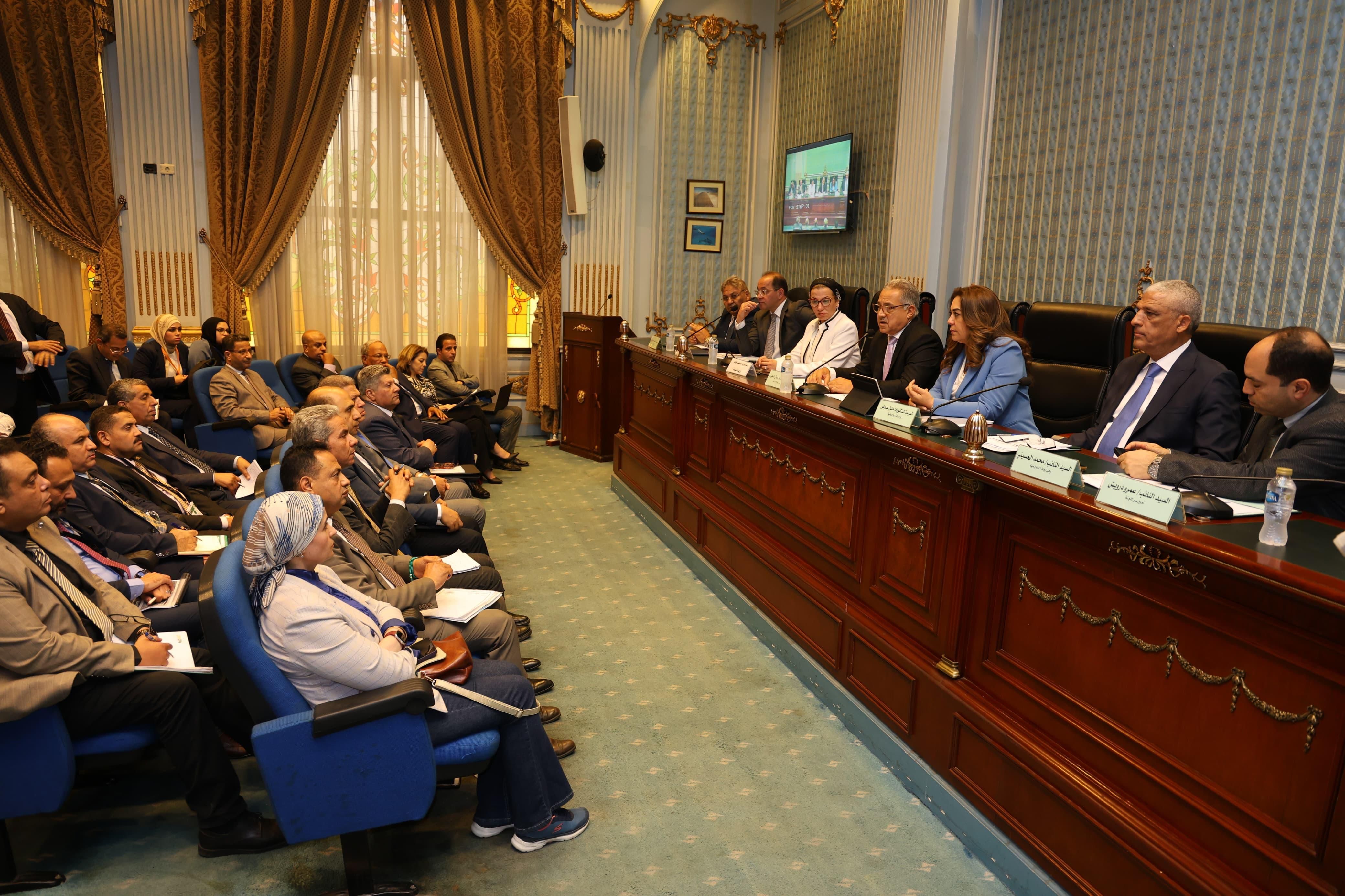 وزيرة التنمية المحلية تستعرض جهود تنفيذ منظومة إدارة المخلفات الصلبة