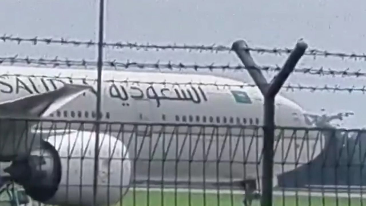 مشاهد لطائرة الخطوط السعودية بعد هبوطها الاضطراري وإخلاء الركاب.. فيديو