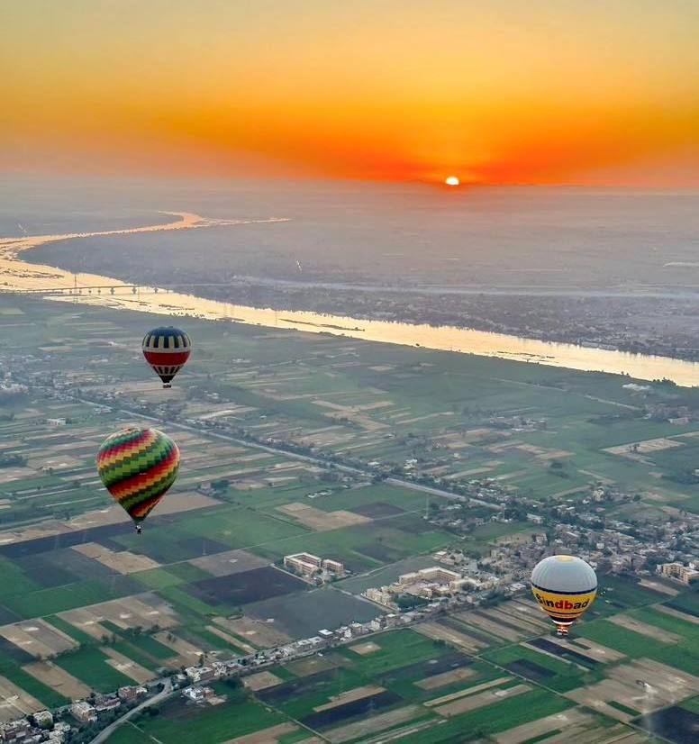 البالون الطائر مغامرة ساحرة تحلق بالسياح على ارتفاع 2000 قدم بالأقصر.. صور