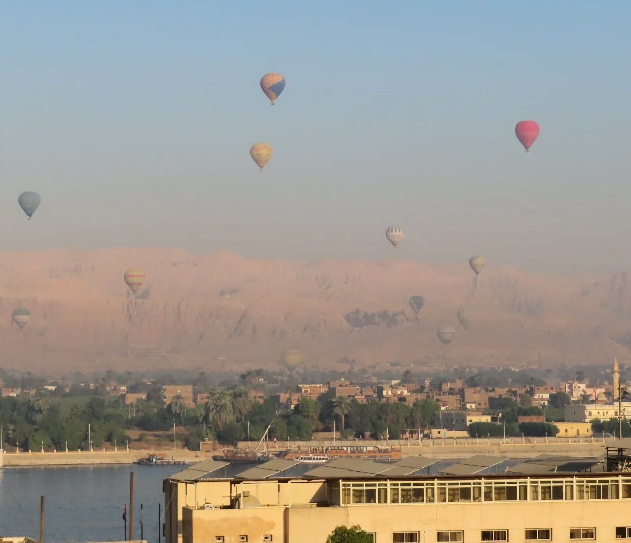 البالون الطائر مغامرة ساحرة تحلق بالسياح على ارتفاع 2000 قدم بالأقصر.. صور