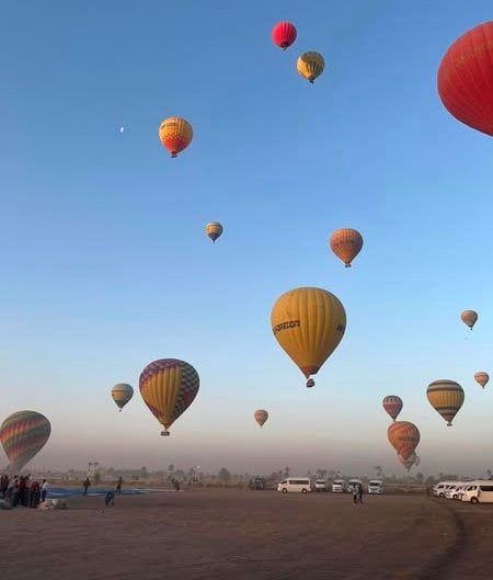 البالون الطائر مغامرة ساحرة تحلق بالسياح على ارتفاع 2000 قدم بالأقصر.. صور