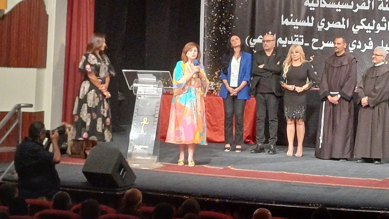 أول ظهور للفنانة إلهام شاهين فى المركز الكاثوليكى عقب عودتها من العراق