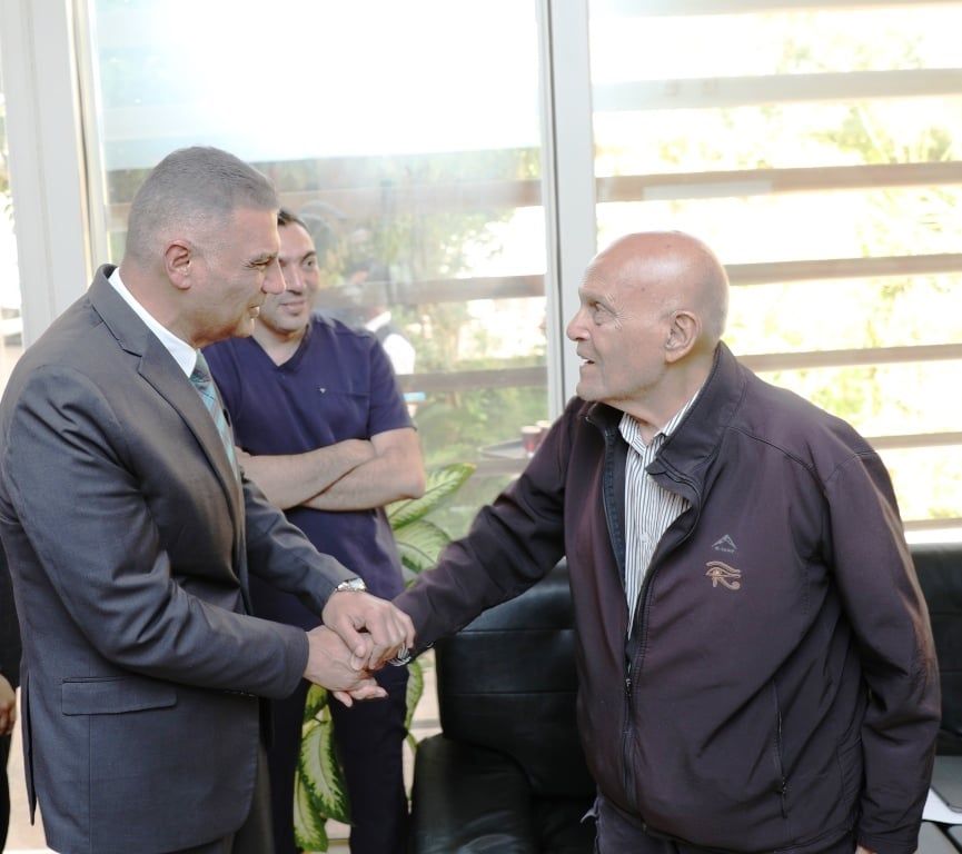 محافظ أسوان يهدى مفتاح المدينة لمجدى يعقوب ويطلق اسمه على محور الخزان.. صور