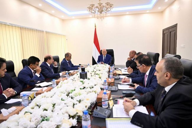 رئيس مجلس القيادة يجتمع بلجنة ادارة الازمات