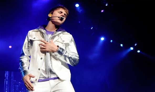 جاستن بيبر يواصل تبرير أفعاله المثيرة للجدل أمام كاميرات المصوّرين