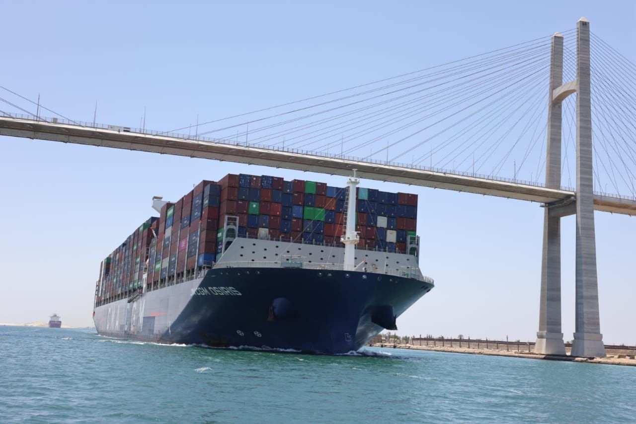 الفريق أسامة ربيع: عودة تدريجية لسفن الحاويات العملاقة إلى قناة السويس.. صور