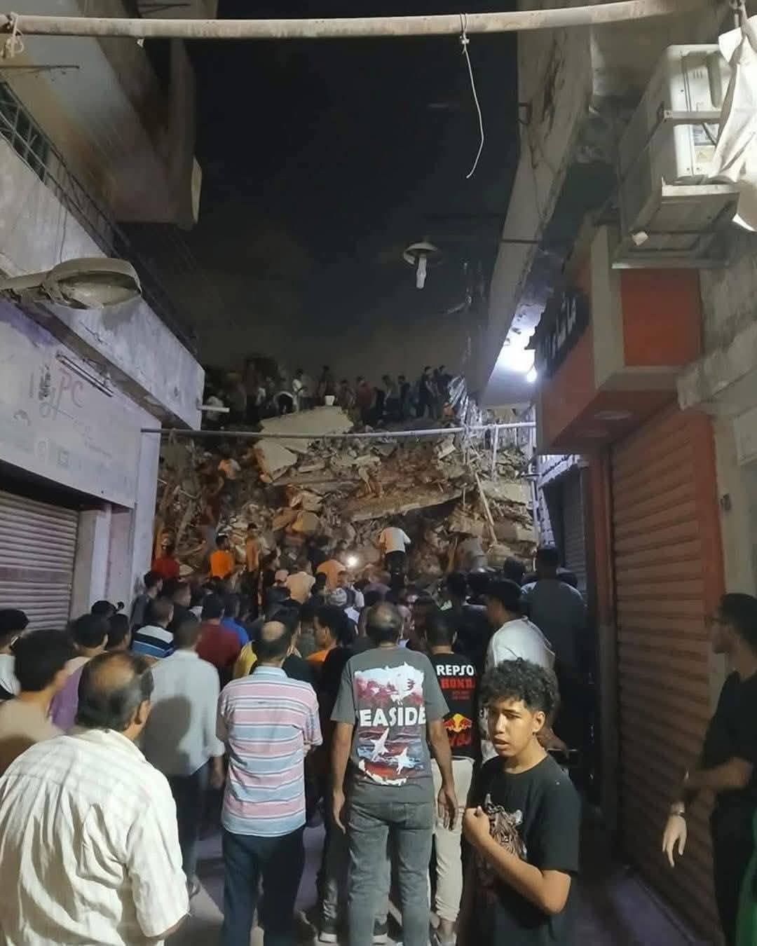 استكمال عمليات البحث عن مفقودين أسفل ركام عقار السيدة زينب المنهار.. صور