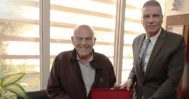 محافظ أسوان يهدى مفتاح المدينة لمجدى يعقوب ويطلق اسمه على محور الخزان.. صور