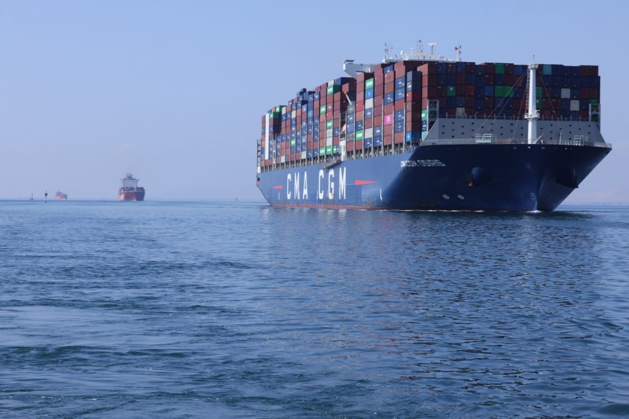 الفريق أسامة ربيع: عودة تدريجية لسفن الحاويات العملاقة إلى قناة السويس.. صور