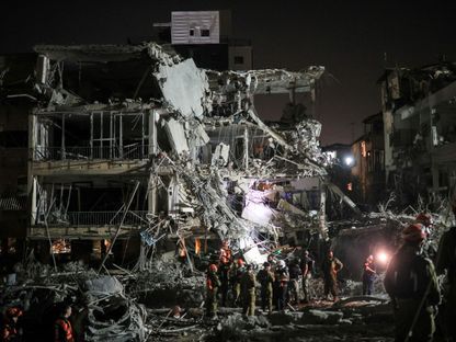 نيويورك تايمز: مسؤولون إيرانيون يحذّرون من ضرب القواعد الأمريكية في الشرق الأوسط إذا شاركت واشنطن في الحرب