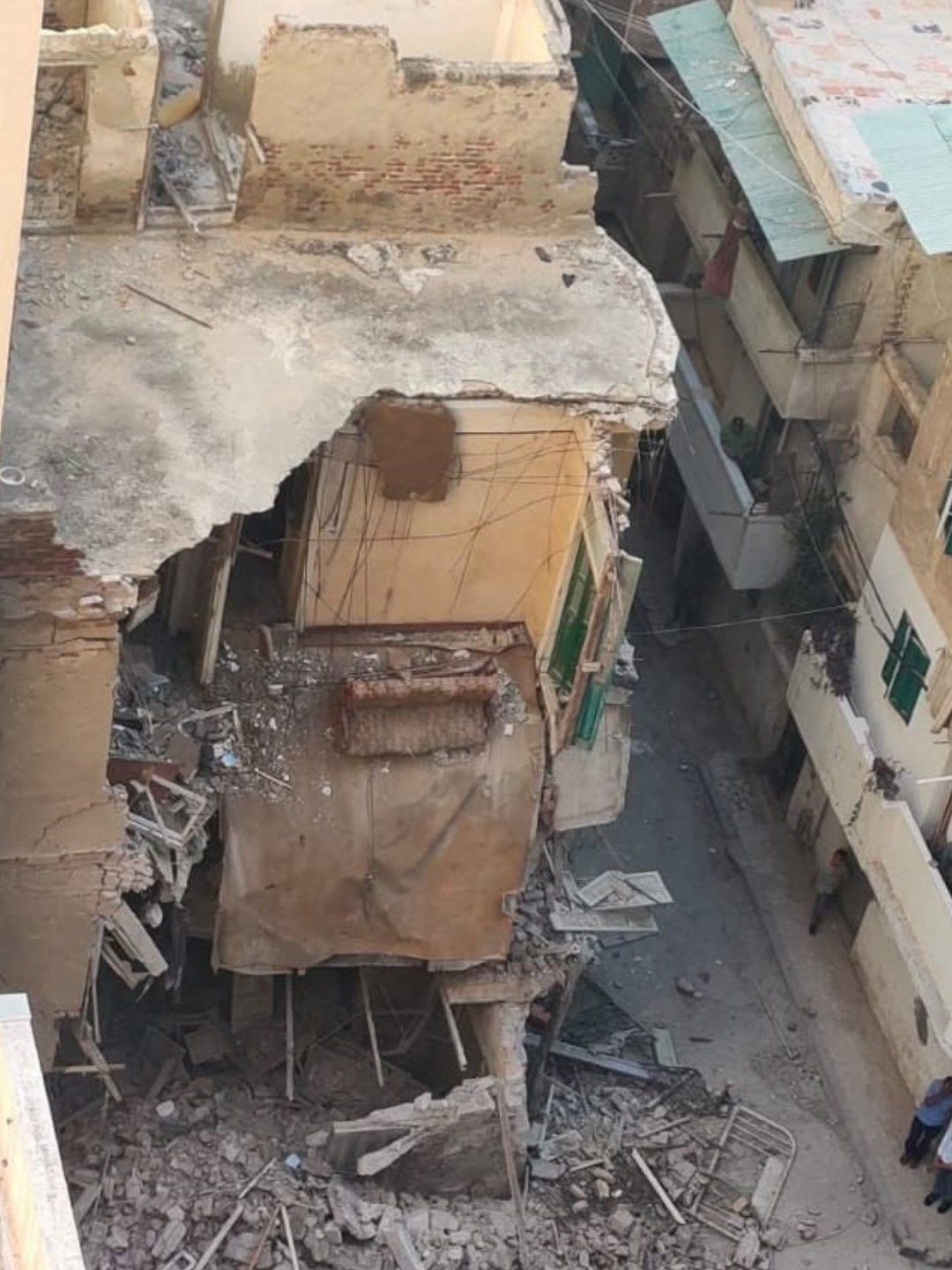 حى شرق الإسكندرية يكشف تفاصيل انهيار عقار بمنطقة باكوس.. صور
