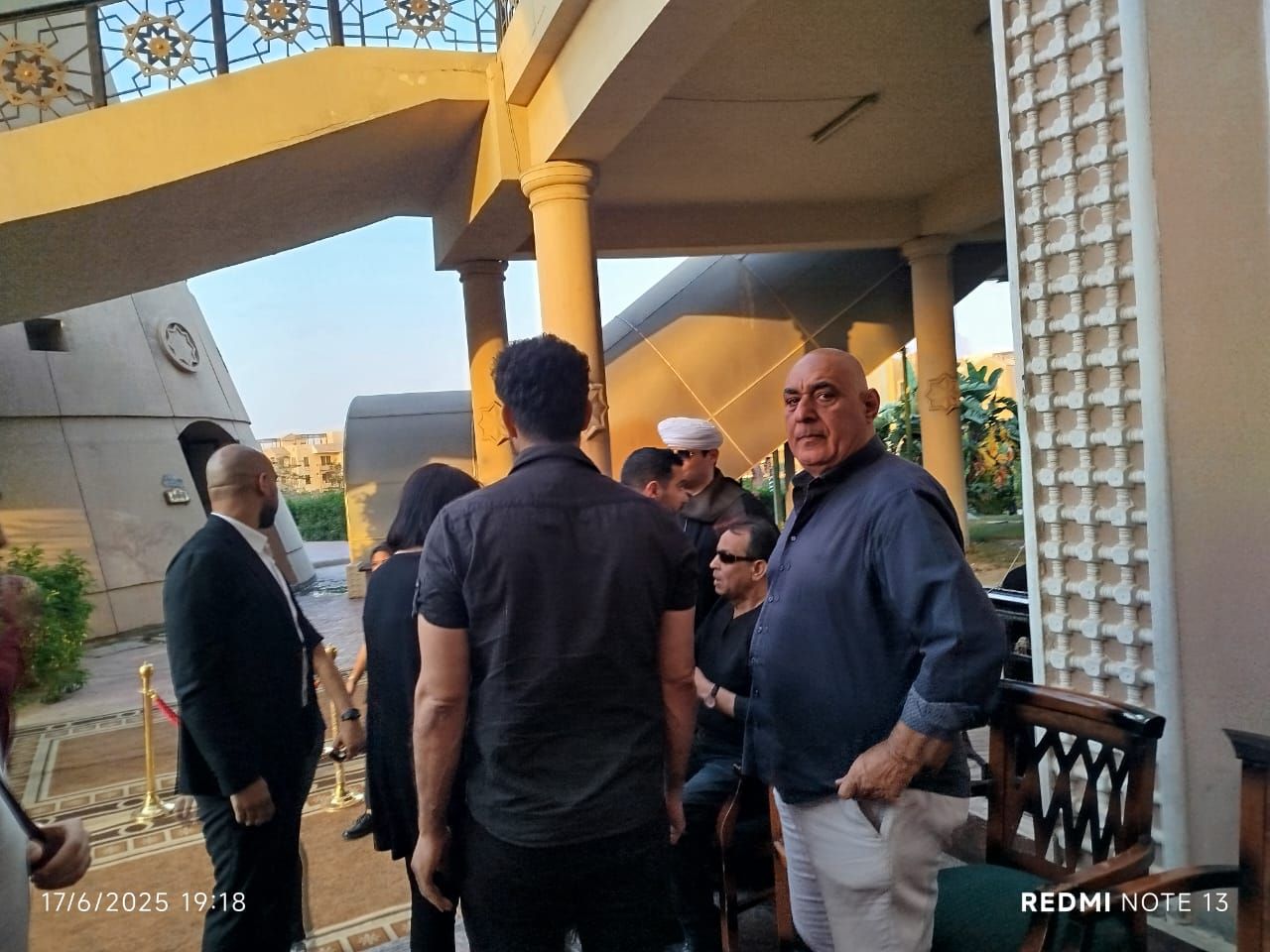 الموسيقار صلاح الشرنوبى يستقبل العزاء فى نجله محمد بمسجد الشرطة بالشيخ زايد