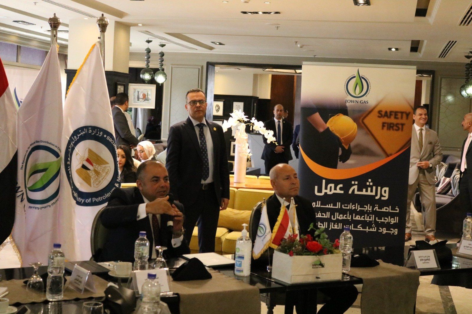 محافظ القاهرة يناقش إجراءات السلامة الواجب إتباعها أثناء الحفر بجوار خطوط الغاز