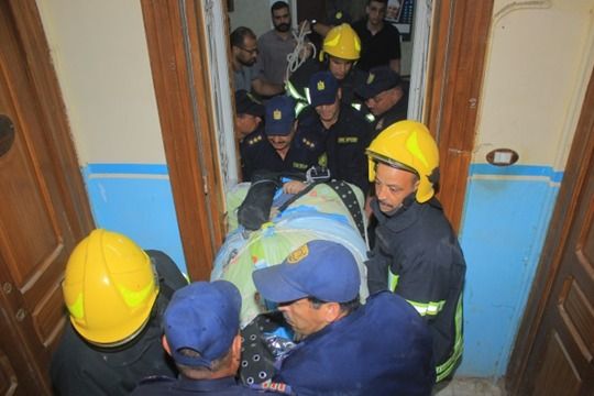 الداخلية تساعد مسنا فى نقله للمستشفى بالغربية